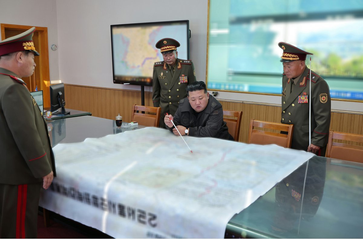 김정은 “한국은 적국”… 서울 가리키며 공격 위협
김정은 북한 국무위원장이 전날(17일) 인민군 제2군단 지휘부를 방문했다고 북한 노동당 기관지 노동신문이 18일 보도했다. 사진은 김 위원장이 서울이라는 글씨가 보이는 작전지도를 가리키는 모습. 김 위원장이 이 자리에서 “한국이 주권을 침해하면 물리력을 거침없이 사용하겠다”고  위협한 가운데 이날 북한이 최정예 특수부대를 러시아에 대규모로 파병한 사실이 공식 확인돼 한반도의 군사 긴장이 고조되고 있다. 노동신문 뉴스1