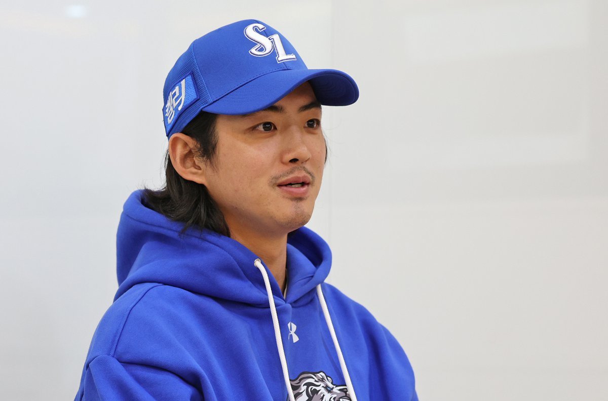 19일 오후 서울 송파구 잠실야구장에서 열리는 프로야구 ‘2024 신한 SOL 뱅크 KBO 포스트시즌’ 플레이오프 4차전 삼성 라이온즈와 LG 트윈스의 경기에 앞서 삼성 구자욱이 인터뷰를 하고 있다. 2024.10.19/뉴스1