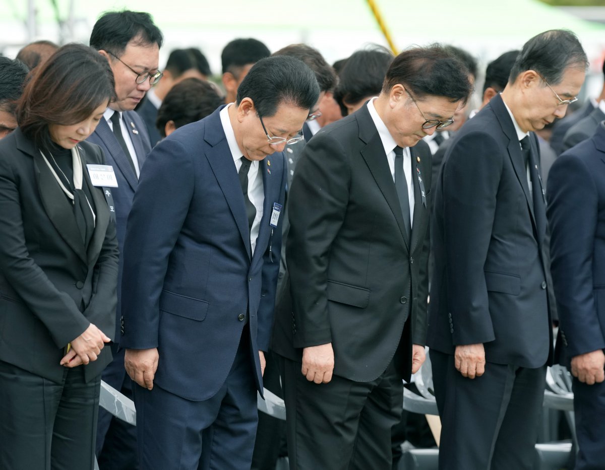 19일 전남 보성군 한국차문화공원에서 열린 ‘여순 10·19사건 제76주기 합동추념식‘에서 우원식 국회의장과 한덕수 국무총리, 김영록 전남지사, 유족 대표 등이 희생자 영령에 대한 묵념을 하고 있다.(사진=전남도 제공) 2024.10.19 [보성=뉴시스]