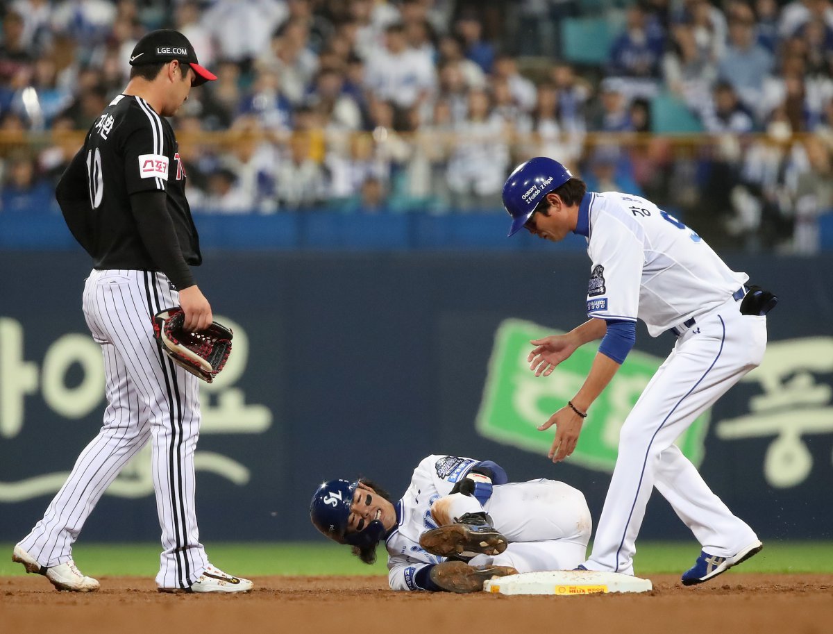 15일 오후 대구 삼성라이온즈파크에서 열린 프로야구 ‘2024 신한 SOL 뱅크 KBO 포스트시즌’ 플레이오프 2차전 LG 트윈스와 삼성 라이온즈의 경기, 1회말 2사 1루 상황 삼성 구자욱이 2루 도루 과정에서 무릎 부위를 다쳐 고통을 호소하고 있다. 2024.10.15/뉴스1