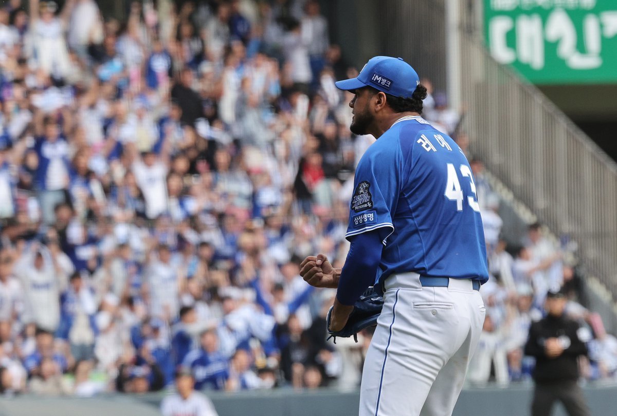 19일 오후 서울 송파구 잠실야구장에서 열린 프로야구 ‘2024 신한 SOL 뱅크 KBO 포스트시즌’ 플레이오프 4차전 삼성 라이온즈와 LG 트윈스의 경기, 6회말 LG 공격 1사 1,2루 상황에서 삼성 선발 레예스가 신민재를 병살 처리한 뒤 환호하고 있다. 2024.10.19 뉴스1