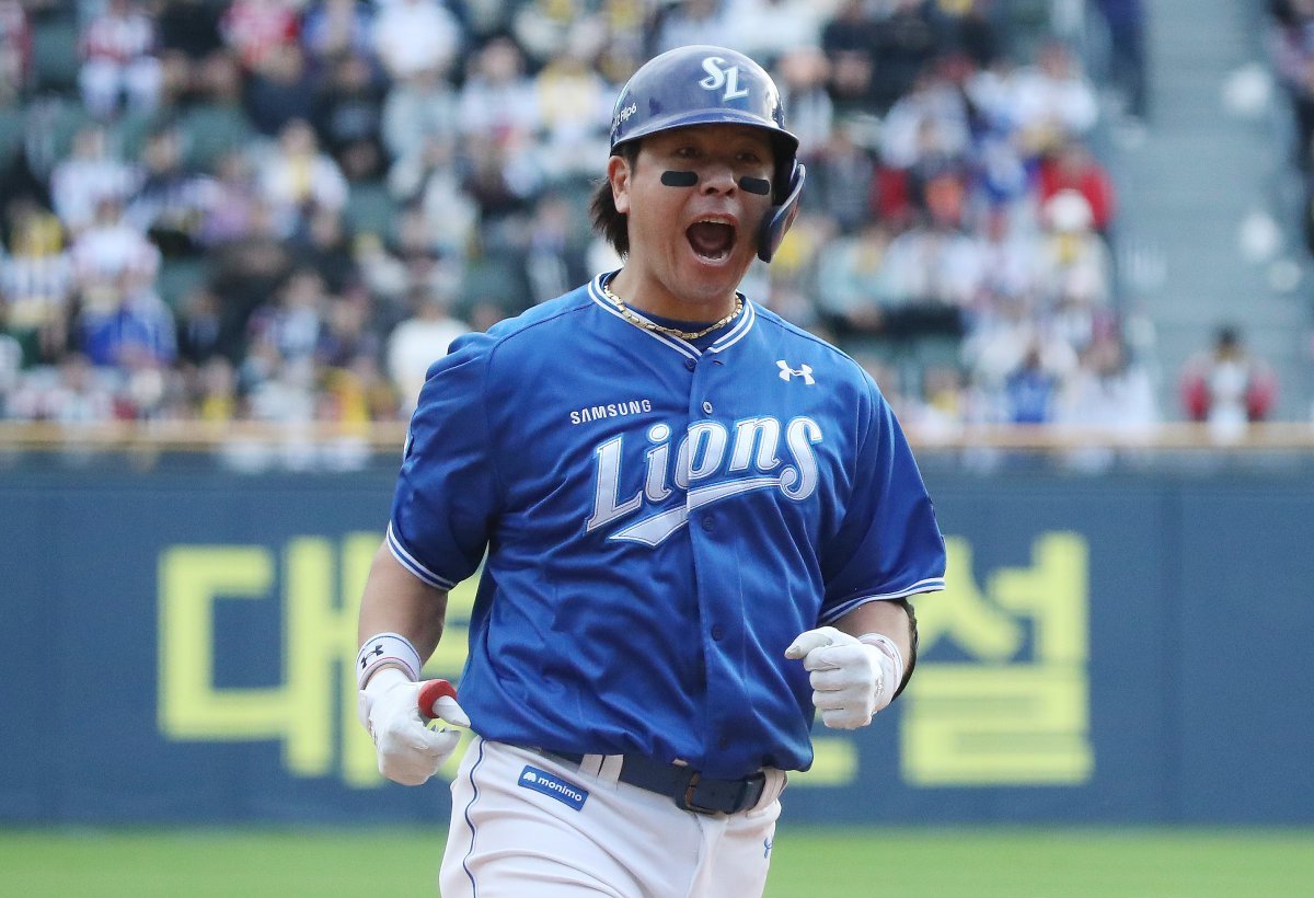 19일 오후 서울 송파구 잠실야구장에서 열린 프로야구 ‘2024 신한 SOL 뱅크 KBO 포스트시즌’ 플레이오프 4차전 삼성 라이온즈와 LG 트윈스의 경기에서 8회초 무사 주자 없는 상황 삼성 강민호가 LG 손주영을 상대로 1점 홈런을 날린 뒤 환호하고 있다. 2024.10.19 뉴스1