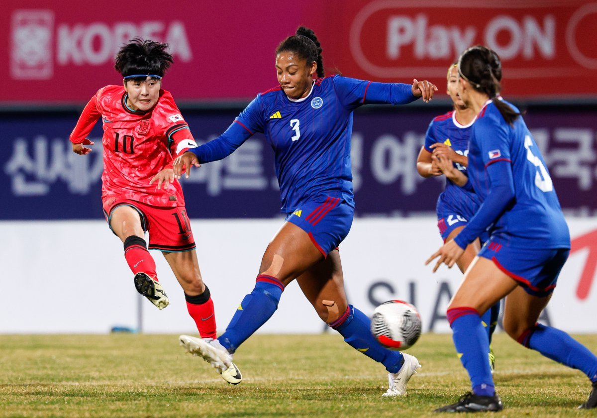 대한민국 지소연이 5일 오후 경기 이천종합운동장에서 열린 신세계 이마트 초청 여자축구 국가대표 친선경기 대한민국과 필리핀의 평가전 전반전에서 슈팅을 하고 있다. 2024.4.5 뉴스1