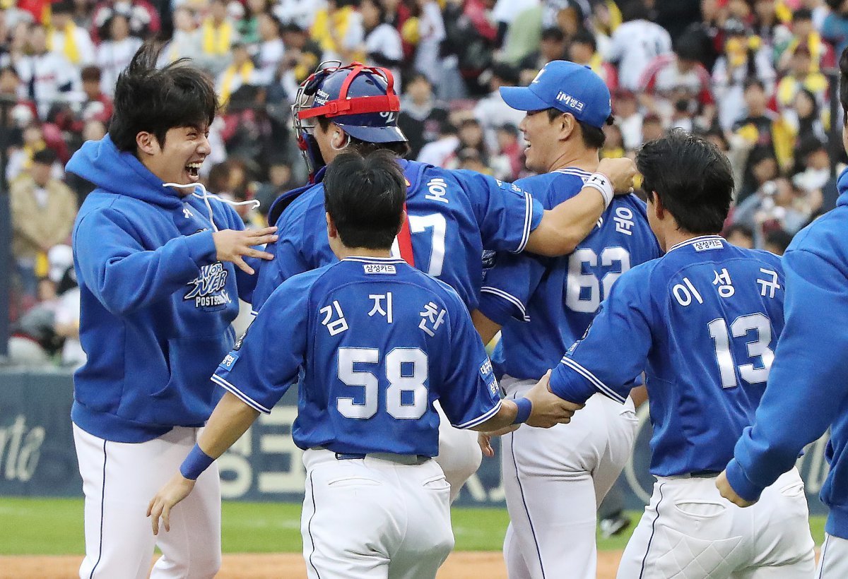 19일 오후 서울 송파구 잠실야구장에서 열린 프로야구 ‘2024 신한 SOL 뱅크 KBO 포스트시즌’ 플레이오프 4차전 삼성 라이온즈와 LG 트윈스의 경기에서 승리하며 한국시리즈행이 확정된 삼성 선수들이 환호하고 있다. 이날 경기는 삼성이 LG를 상대로 1-0으로 승리했다. 2024.10.19 뉴스1