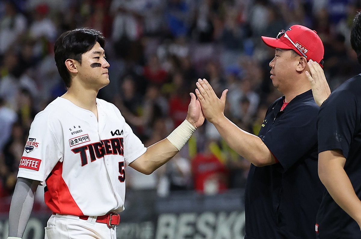 23일 오후 광주 기아챔피언스필드에서 열린 ‘2024 신한 SOL 뱅크 KBO리그’ 삼성 라이온즈와 KIA 타이거즈의 경기에서 5대3 승리를 거둔 KIA 이범호 감독이 김도영과 기쁨을 나누고 있다. 2024.9.23/뉴스1