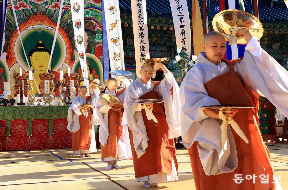 20일 서울 은평구 진관사 대웅전 야단법석에서 ‘수륙재 개건 626주년 기념 2024 진관사 국행수륙재’가 봉행됐다. 

				전영한 기자 scoopjyh@donga.com