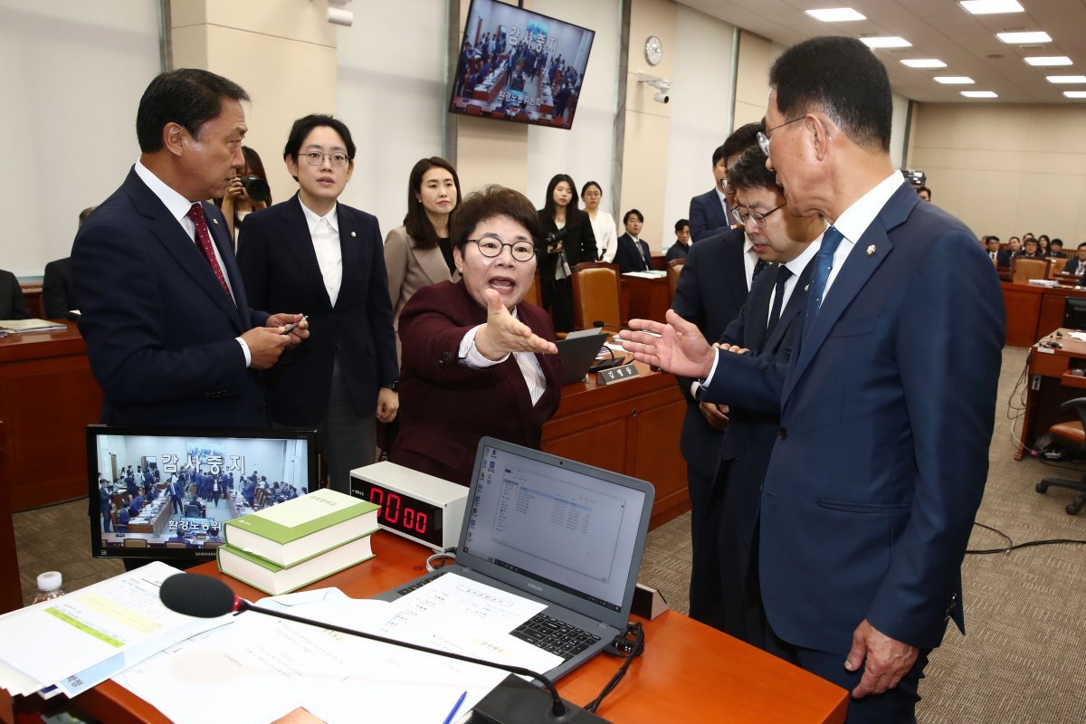 10일 오후 국회에서 열린 환경노동위원회의 고용노동부에 대한 국정감사에서 더불어민주당 안호영 위원장이 김문수 고용노동부 장관에게 역사관 문제와 관련해 퇴장을 요구하며 정회하자 국민의힘 임이자 의원 등이 항의하고 있다. 뉴스1