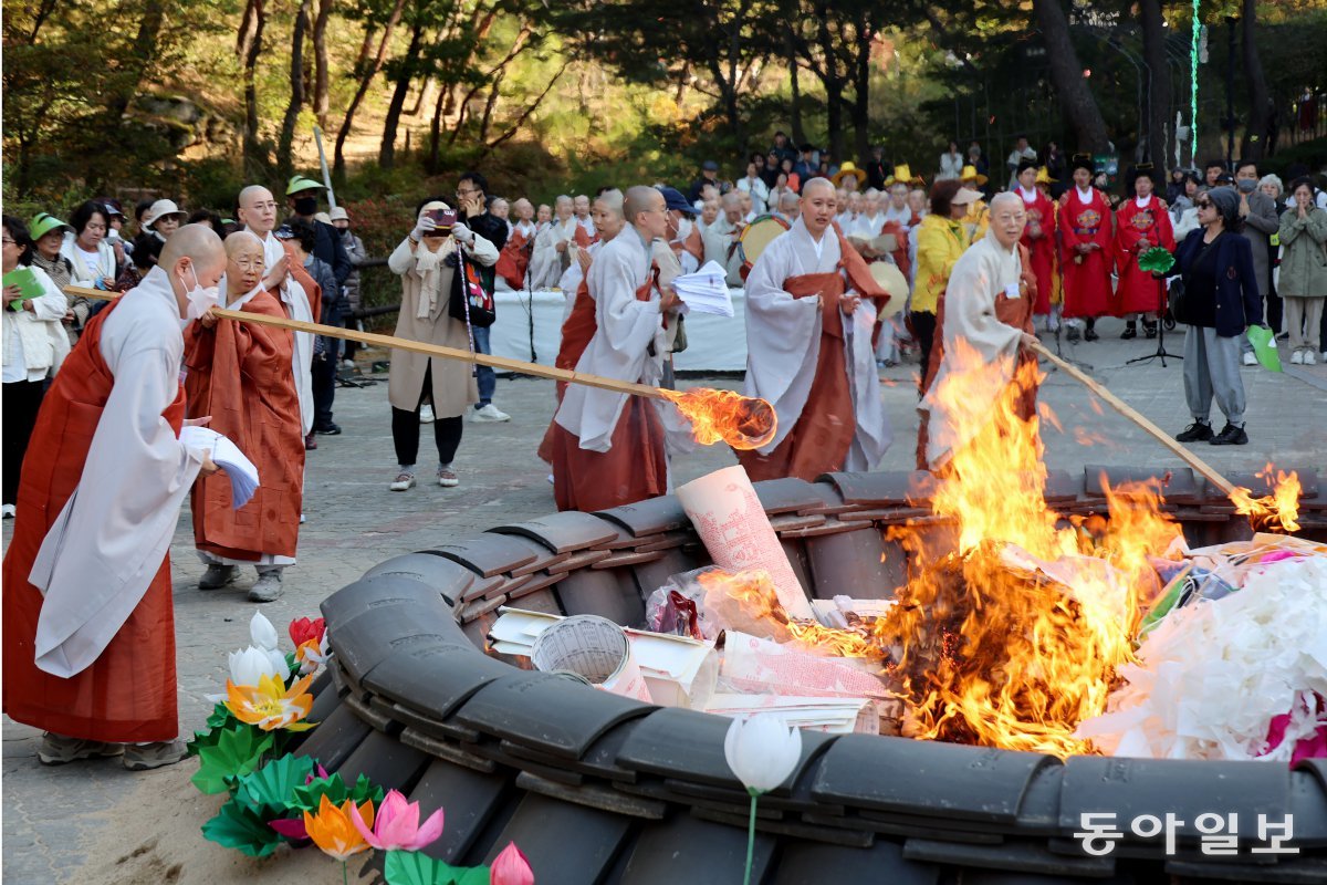 20일 서울 은평구 진관사 대웅전에서 ‘수륙재 개건 626주년 기념 2024 진관사 국행수륙재’  봉행을 끝내고 스님들과 사부대중들이 장엄물과 위패, 문서 등을 태우며 봉송회향을 하고 있다. 전영한 기자 scoopjyh@donga.com