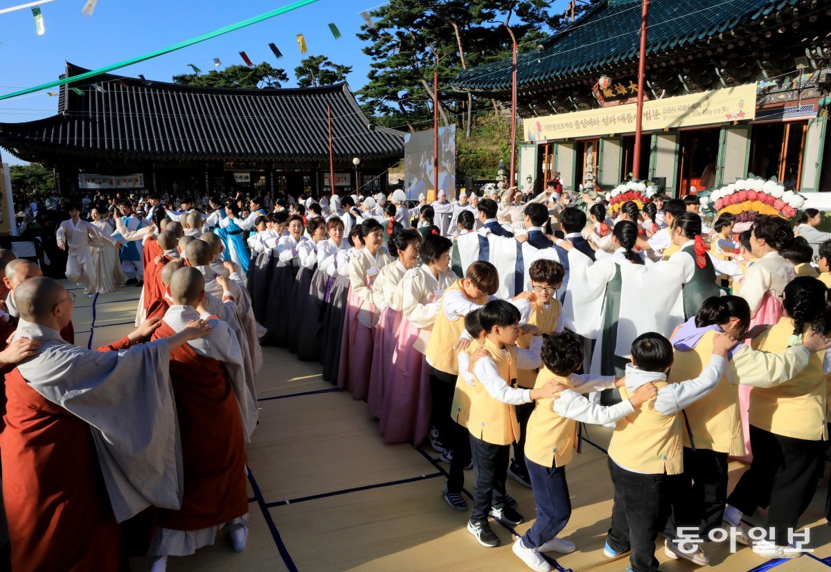 20일 서울 은평구 진관사 대웅전 야단법석에서 ‘수륙재 개건 626주년 기념 2024 진관사 국행수륙재’가 봉행을 끝내고 스님들과 사부대중들이  삼회향 놀이를 즐기고 있다. 전영한 기자 scoopjyh@donga.com