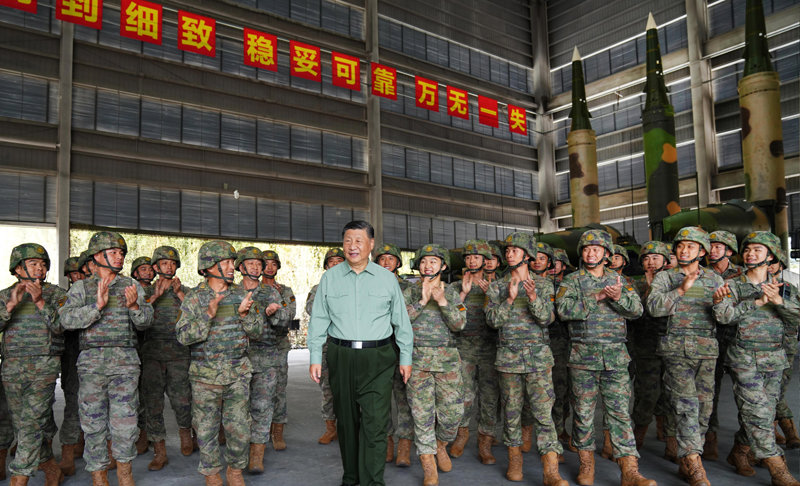 中, 시진핑 핵-미사일 부대 시찰 사진 공개 시진핑 중국 국가주석(가운데)이 17일 안후이성 허페이 인근의 로켓군 여단을 방문해 군인들의 환영을 받고 있다. 그는 대만과의 유사 사태 등을 염두에 두고 핵무기를 포함한 억지력과 실전 능력을 향상하라고 강조했다. 허페이=신화 뉴시스