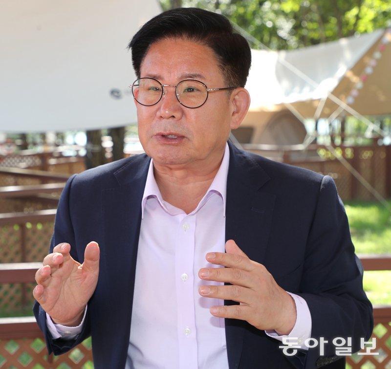 박강수 서울 마포구청장이 지난달 24일 난지한강공원 반려동물캠핑장에서 홍대 레드로드 활성화 계획 등을 설명하고 있다. 김동주 기자 zoo@donga.com