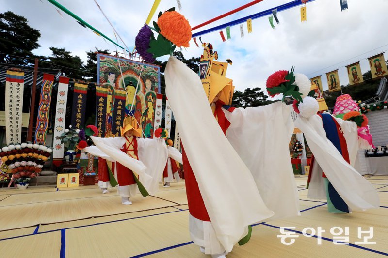 19일 서울 은평구 진관사에서 불교 예술의 정수로 꼽히는 국행수륙재 회향식이 봉행됐다. 지난달 1일부터 49일간 열린 이번 수륙재는 대한민국을 위해 목숨을 바친 순국선열, 독립유공자, 전쟁 희생자 등을 위무하는 데 초점을 맞췄다. 전영한 기자 scoopjyh@donga.com