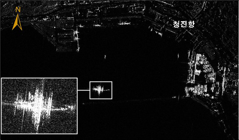 北 특수부대 수송하는 러 함정 12일 북한 청진항에서 러시아 함정이 북한 병력을 이송하는 모습이 담긴 위성사진. 국가정보원은 북한 파병의 증거로, 기상조건과 관계없이 주야간 촬영이 가능한 고해상도 영상레이더(SAR) 위성으로 촬영한 것으로 보이는 이 사진을 18일 공개했다. 국가정보원 제공