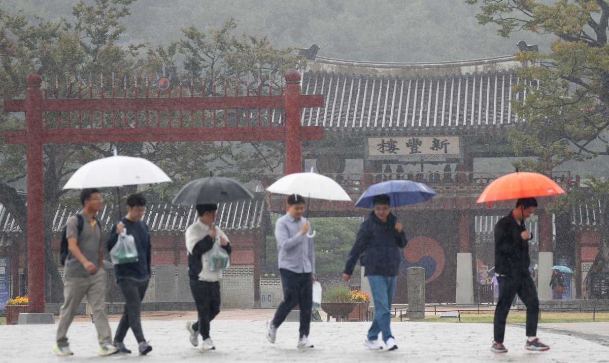 경기 수원시 팔달구 화성행궁 광장에서 시민들이 우산을 쓰고 걷고 있다. 2024.10.18/뉴스1