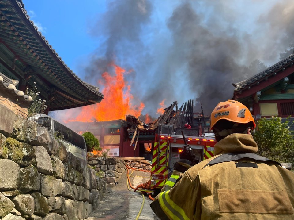 29일 오전 9시 51분쯤 불이 난 광주 동구 무등산 증심사에서 소방대원들이 화재 진압에 안간힘을 쓰고 있다. 2024.9.29/뉴스1