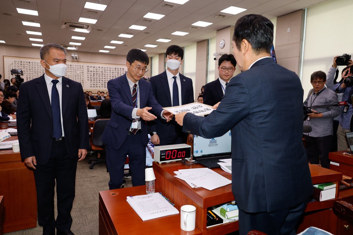 정청래 국회 법제사법위원회 위원장이 21일 오전 서울 여의도 국회에서 대검찰청 국정감사 도중 전체회의에서 김건희 여사, 모친 최은순 씨 동행명령장을 발부하고 있다. 2024.10.21/뉴스1