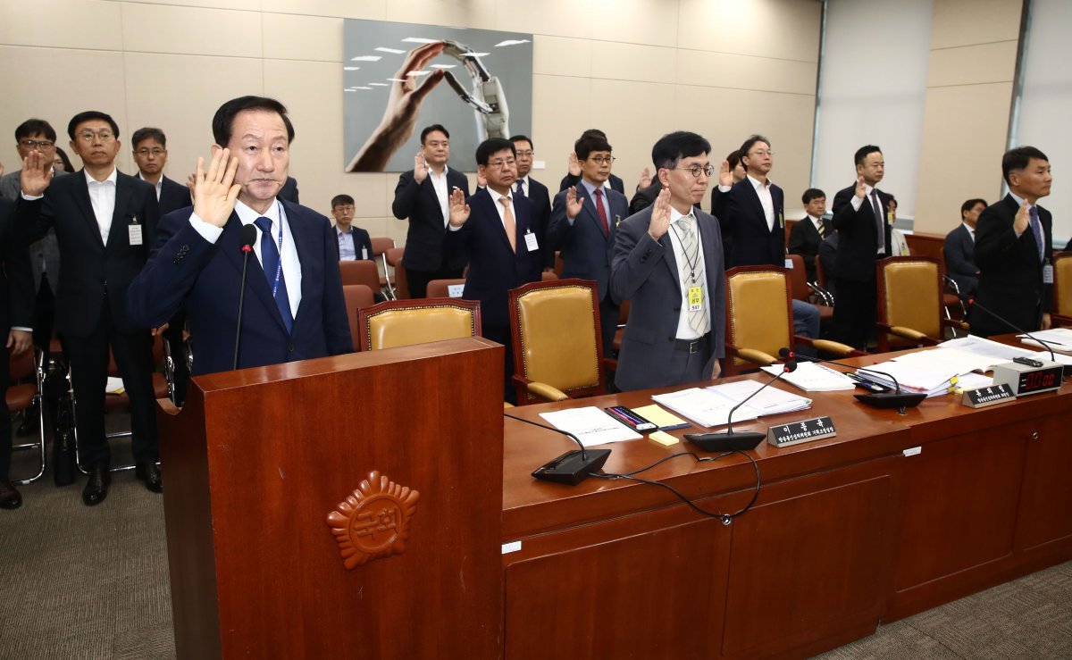 류희림 방송통신심의위원회 위원장이 21일 오전 서울 여의도 국회에서 열린 과학기술정보방송통신위원회의 방송통신심의위원회에 대한 국정감사에서 선서하고 있다. 2024.10.21/뉴스1