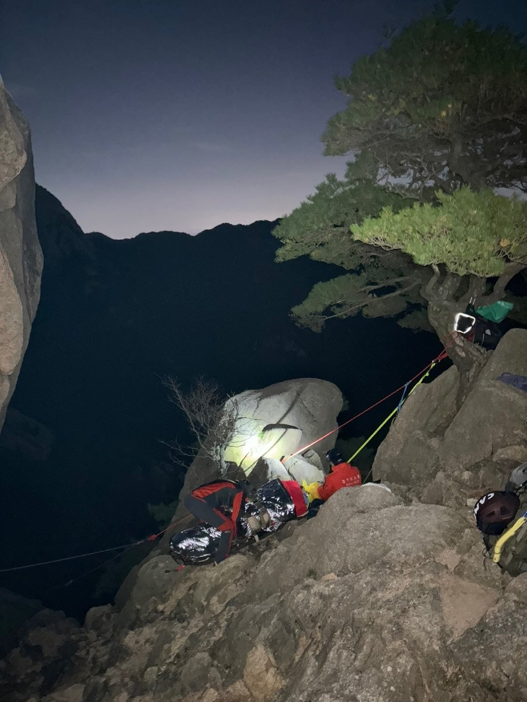 지난 20일 산행 중 낙상 사고를 당한 60대가 구조대원과 함께 비박을 하고 있는 모습. (경기북부소방재난본부 제공)