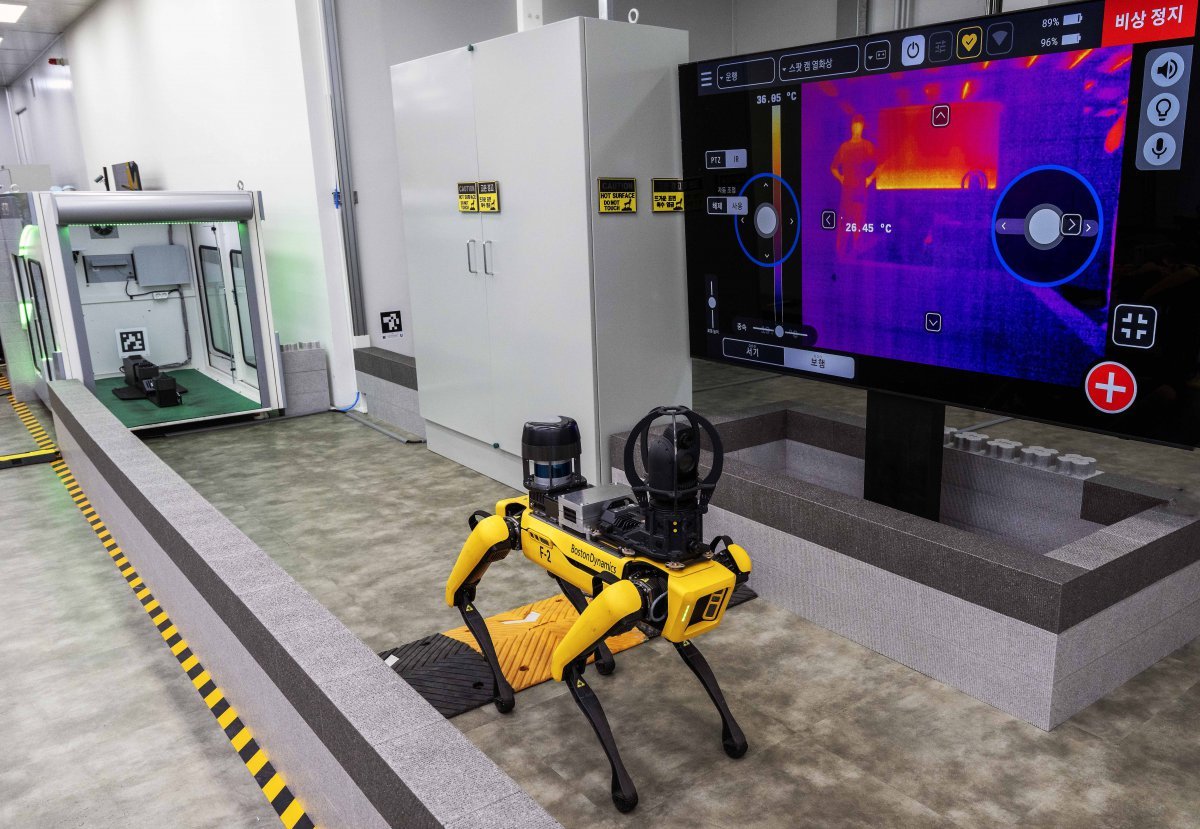 현대자동차그룹의 계열사인 보스턴다이내믹스가 개발한 로봇개 ‘스폿’이 21일 현대차그룹 의왕연구소에서 열린 ‘이포레스트 테크데이’에서 과열된 기계가 없는지 공장 시설을 탐지하는 시연을 하고 있다. 현대차그룹 제공
