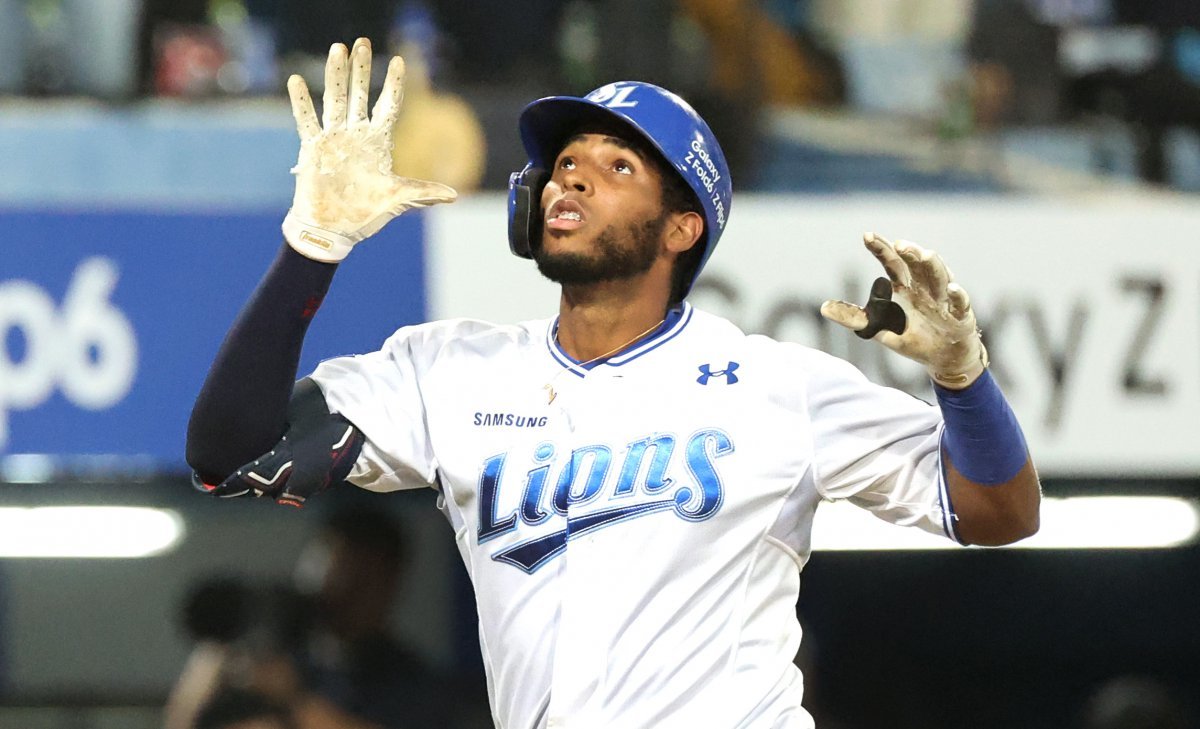 15일 오후 대구 수성구 삼성라이온즈파크에서 열린 2024 KBO 포스트시즌 플레이오프 2차전 LG 트윈스와 삼성 라이온즈의 경기, 7회말 1사 주자 없는 상황에서 삼성 디아즈가 솔로 홈런을 때린 뒤 베이스를 돌며 세리머니를 하고 있다. 2024.10.15.[대구=뉴시스]