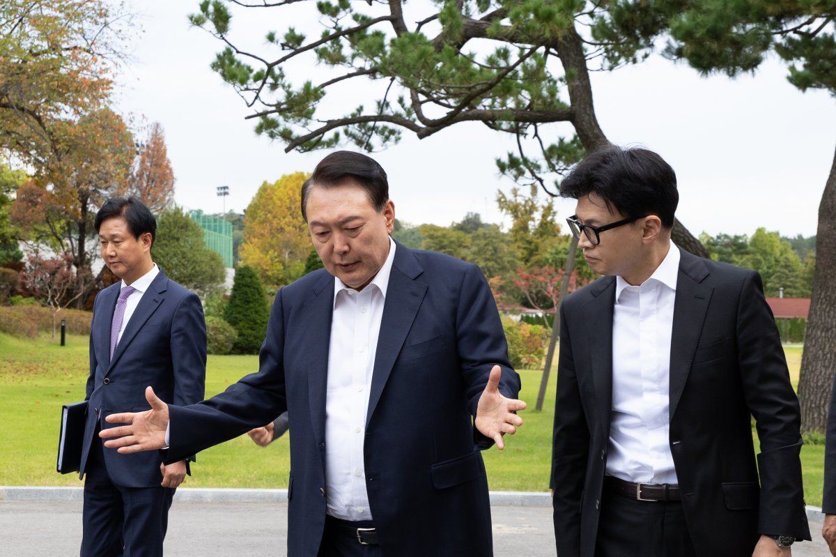 윤석열 대통령이 21일 서울 용산 대통령실 파인그라스 앞에서 한동훈 국민의힘 대표와 실내 면담에 앞서 함께 산책하며 대화를 나누고 있다. 2024.10.21 대통령실 제공