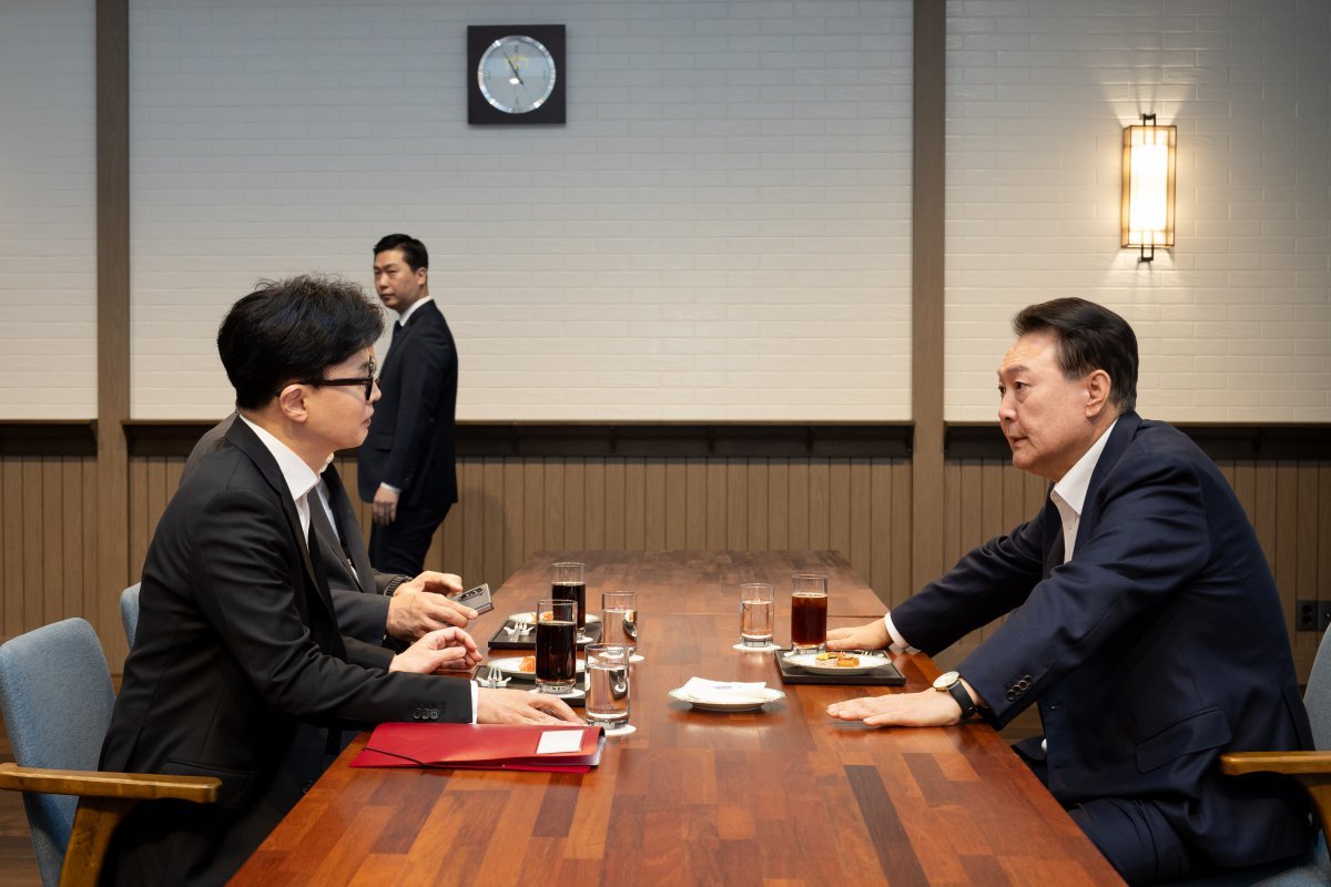 윤석열 대통령이 21일 서울 용산 대통령실 파인그라스에서 한동훈 국민의힘 대표와 면담하고 있다. (사진=대통령실 제공) 2024.10.21.