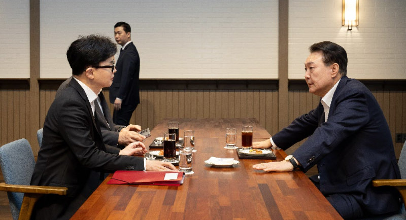 윤석열 대통령이 21일 서울 용산 대통령실 파인그라스에서 한동훈 국민의힘 대표와 면담을 하고 있다. 2024.10.21.대통령실제공