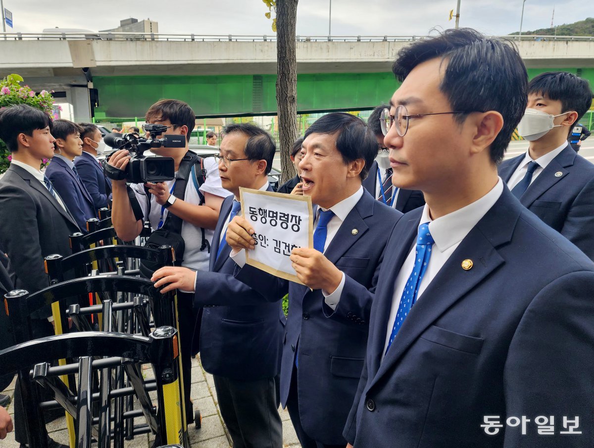 국회 법제사법위원회 소속 더불어민주당 장경태, 이성윤, 이건태 의원(오른쪽부터)이 21일 오후 김건희 여사에 대한 동행명령장을 전달하기 위해 서울 용산구 대통령 관저를 찾았다가 경찰 등 경호 인력에 가로막히자 항의하고 있다. 법사위는 이날 오전 국정감사에 불출석한 김 여사와 모친 최은순 씨에 대해 동행명령장을 발부했다. 
전영한 기자 scoopjyh@donga.com