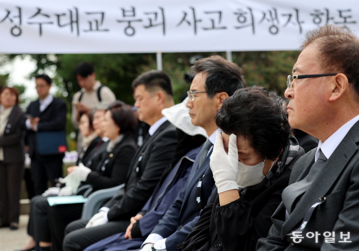 마르지 않는 눈물
21일 오전 서울 성동구 성수대교 북단 인근 위령탑에서 열린 성수대교 붕괴 사고 희생자 30주기 합동위령제에서 한 유족이 눈물을 흘리고 있다. 1994년 10월 21일 오전 성수대교 상부가 무너지는 사고가 발생해 등교하던 무학여고 학생 8명 등 32명이 사망했다. 이날 합동위령제에는 유가족과 무학여고 교직원 등 40여 명이 참석해 희생자들의 넋을 기렸다. 송은석 기자 silverstone@donga.com