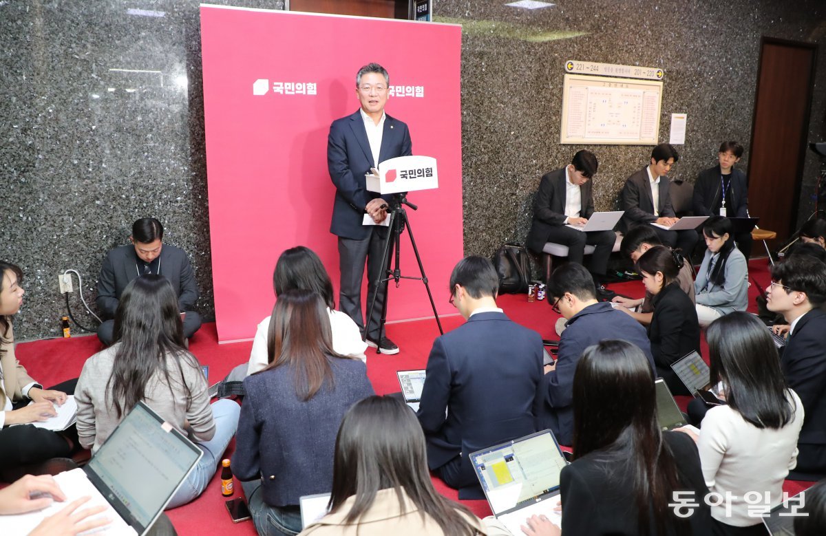 21일 오후 서울 여의도 국민의힘 당 대표실 앞에서 국민의힘 박정하 당 대표 비서실장이 윤석열 대통령과 한동훈 대표의 면담과 관련해 기자들의 질문에 답하고 있다. 당초 한 대표가 면담 직후 직접 결과를 설명할 수 있다는 전망이 나왔으나 한 대표는 회동 직후 귀가했다. 이훈구 기자 ufo@donga.com