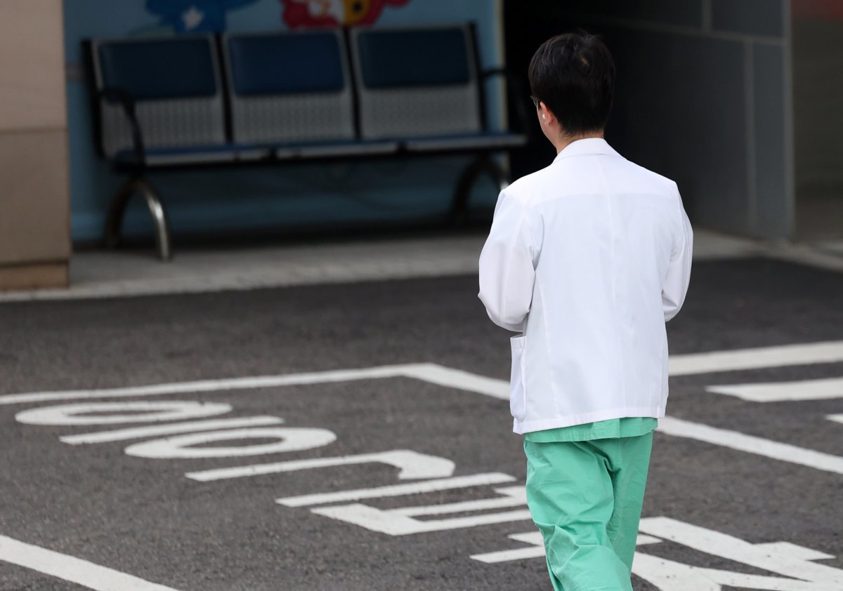 이날 오후 서울시내 한 대학병원에서 의료진이 이동하고 있다. 2024.10.21. [서울=뉴시스]