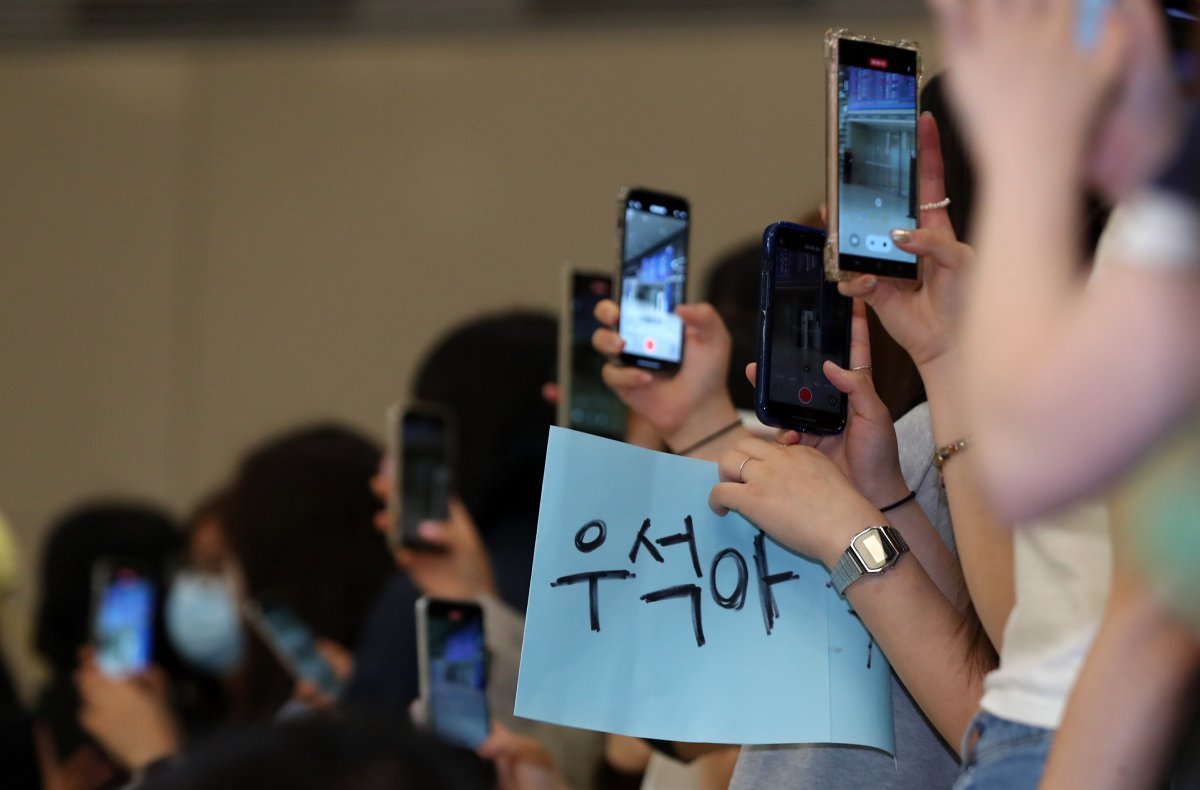 16일 오후 인천국제공항을 통해 홍콩에서 열린 아시아 팬 미팅 투어를 마치고 입국한 변우석을 보기 위해 팬들이 모여 있다.  변우석은 최근 해외 일정으로 출국하는 중 사설 경호 업체가 공항 입구를 임의로 막거나, 시민들의 여권·탑승권을 검사한 행위를 두고 ‘과잉 경호’ 논란에 휩싸였다. 이에 변우석의 소속사인 바로엔터테인먼트는 과잉 경호에 대해 의견문을 내고 사과했다. 2024.07.16. 뉴시스