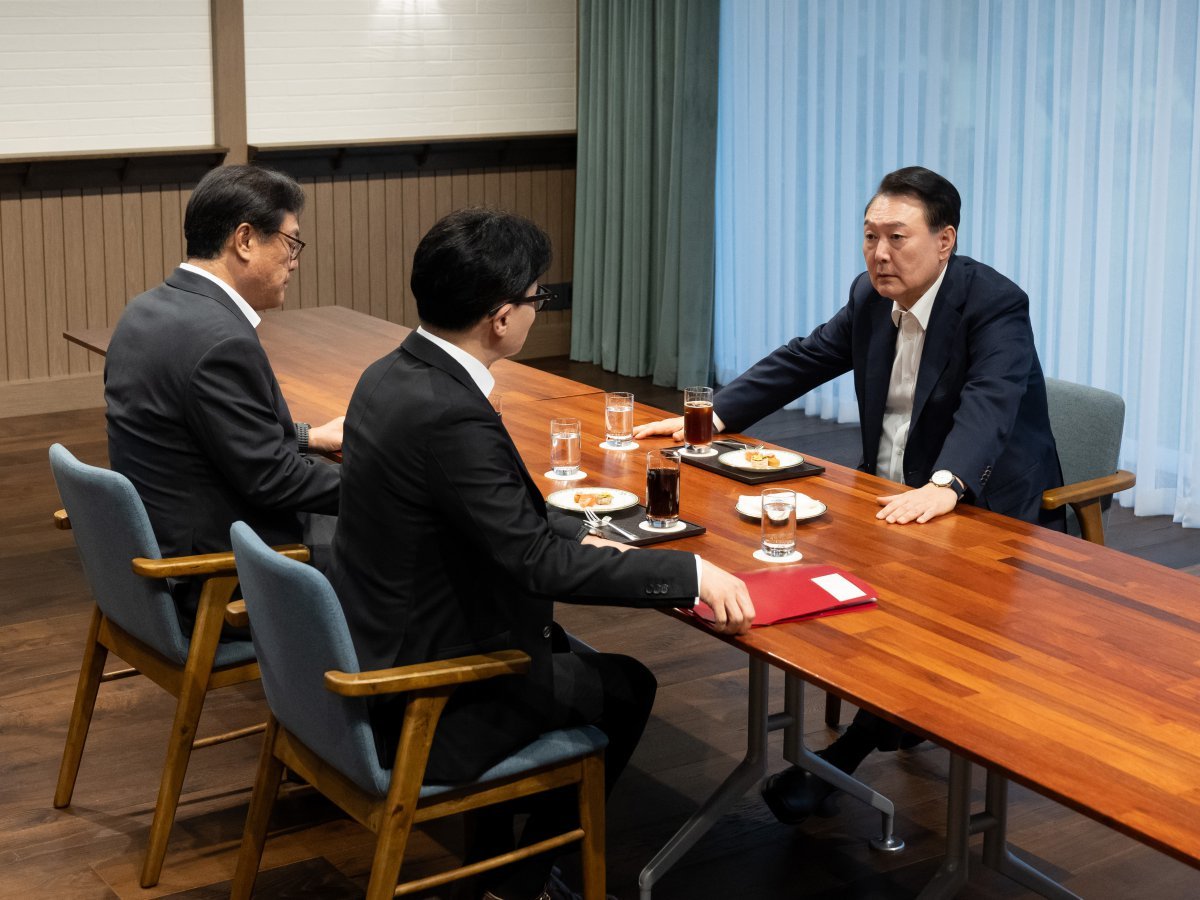 윤석열 대통령이 21일 서울 용산 대통령실 파인그라스에서 한동훈 국민의힘 대표와 면담을 하고 있다. 2024.10.21. 대통령실 제공