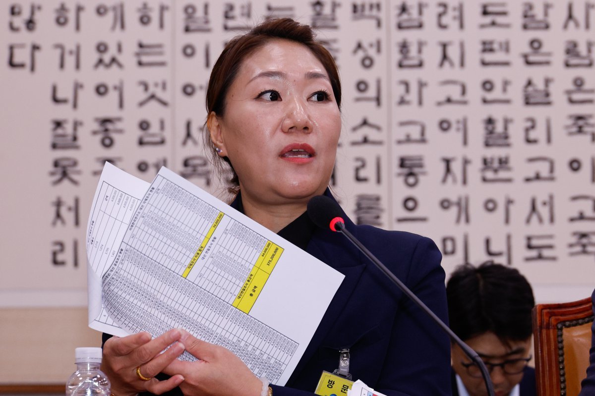 김건희 여사의 공천 개입 의혹과 명태균 씨 여론조사 비용 불법 조달 의혹을 제기한 강혜경 씨가 21일 오후 서울 여의도 국회 법제사법위원회에서 열린 대검찰청 국정감사에 출석해 대선 여론조사 비용이 적힌 자료를 들어보이고 있다. 2024.10.21/뉴스1