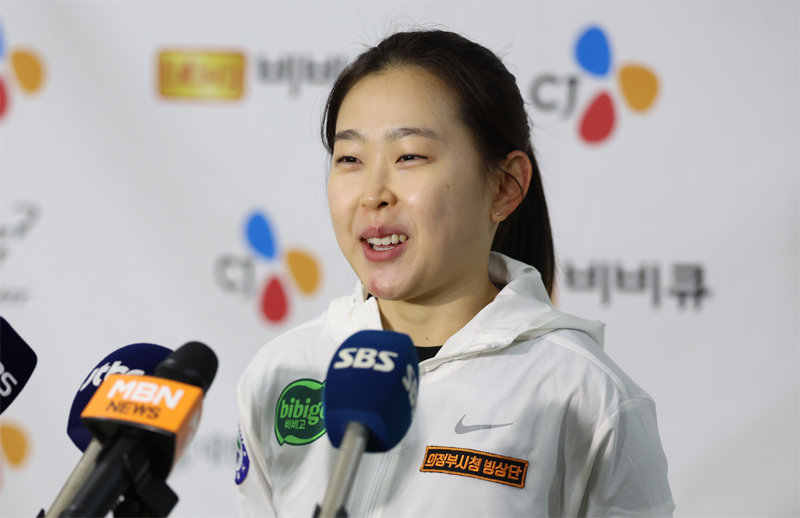 김민선이 22일 서울 태릉국제스케이트장에서 2024∼2025시즌 국가대표 선발전을 겸해 열린 전국 남녀 종목별 스피드스케이팅선수권 여자 500m에서 우승한 뒤 취재진과 인터뷰하고 있다. 뉴시스