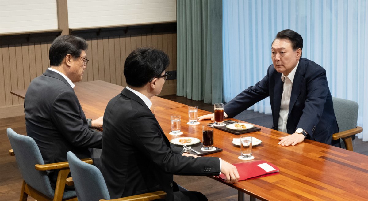 윤석열 대통령(오른쪽)과 국민의힘 한동훈 대표(가운데)가 21일 서울 용산 대통령실 내 파인그라스에서 정진석 대통령비서실장이 배석한 가운데 면담하는 모습. 대통령실 제공