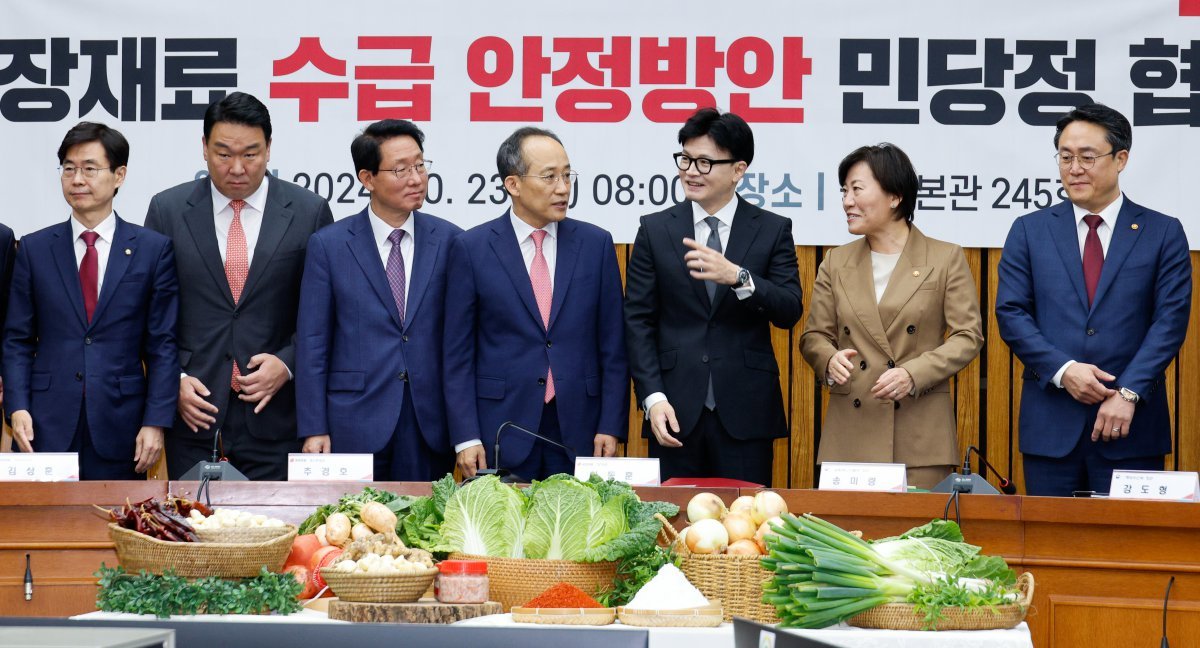 한동훈 국민의힘 대표와 추경호 원내대표가 23일 오전 서울 여의도 국회에서 열린 김장재료 수급 안정방안 민당정 협의회에서 참석자들과 대화하고 있다. 왼쪽부터 조경태, 정희용 의원, 김상훈 정책위의장, 추 원내대표, 한 대표, 송미령 농림축산식품부 장관, 강도형 해양수산부 장관. 2024.10.23/뉴스1