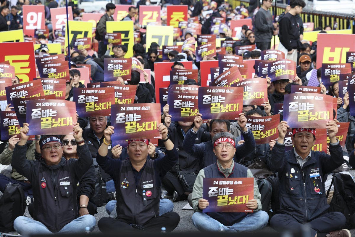 전국철도노동조합 조합원들이 23일 오후 서울 중구 서울역 인근에서 열린 철도노조 총력결의대회에서 손피켓을 들고 구호를 외치고 있다. 2024.10.23.[서울=뉴시스]