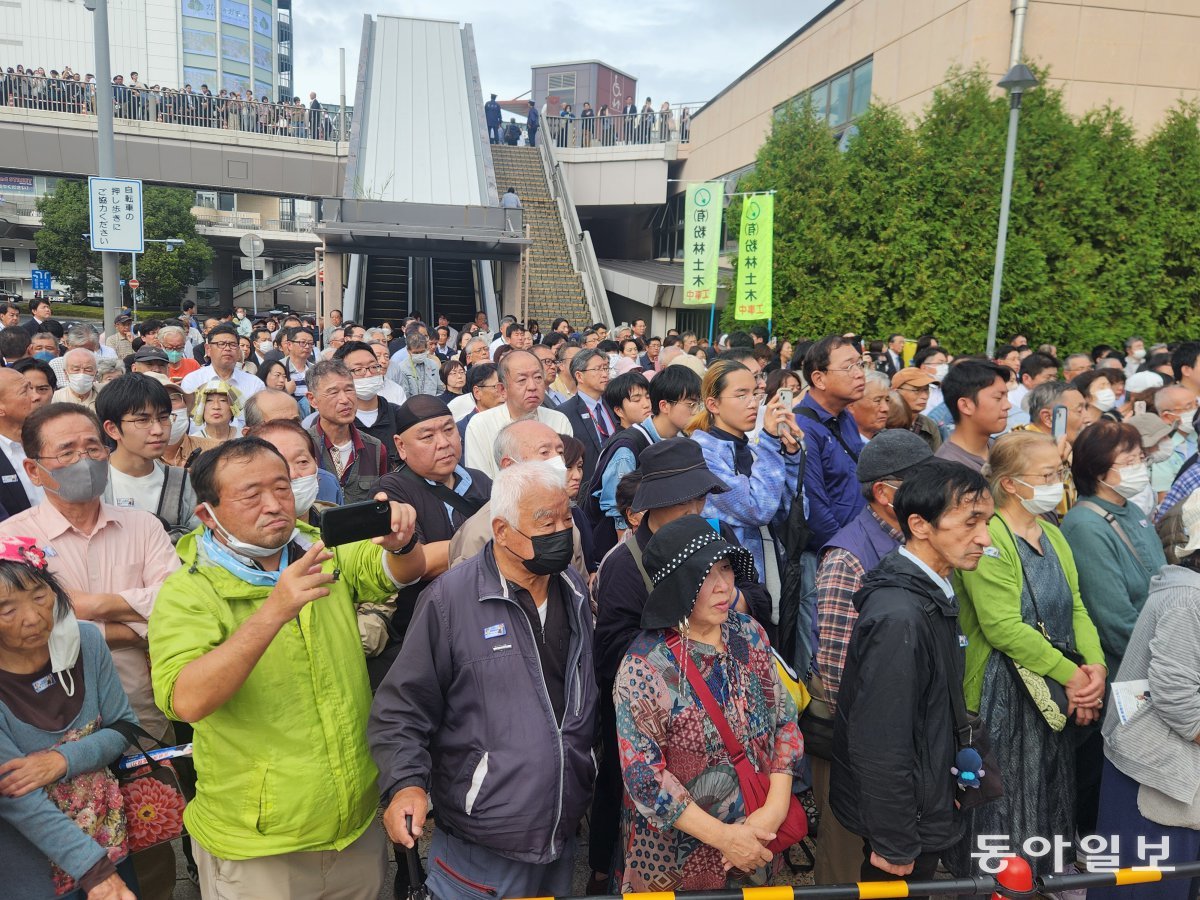 23일 일본 이바라키현 미토시 미토역 앞에서 청중들이 이시바 시게루 총리 연설을 듣고 있다. 미토=이상훈 특파원 sanghun@donga.com