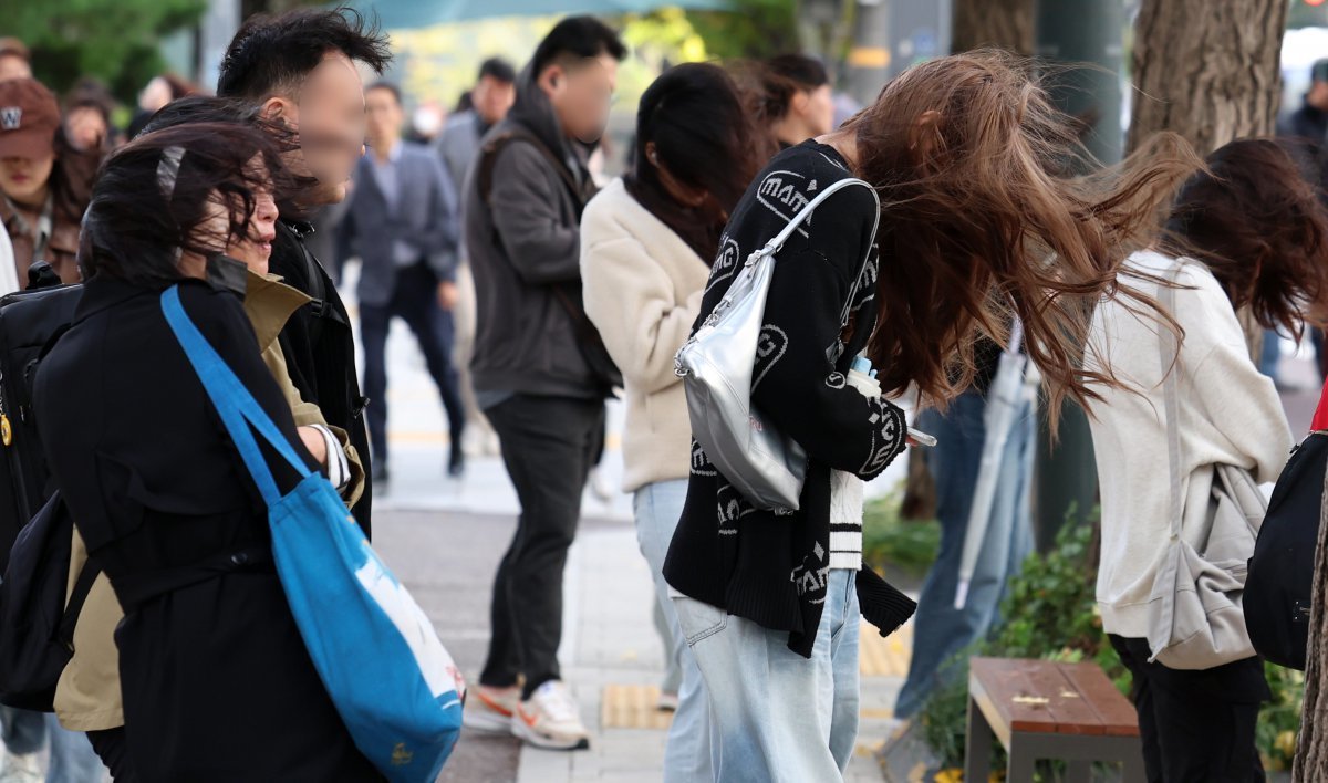 절기상 서리가 내린다는 상강(霜降)인 23일 오전 서울 중구 세종대로에서 시민들이 바람을 맞으며 버스를 기다리고 있다. 2024.10.23 [서울=뉴시스]