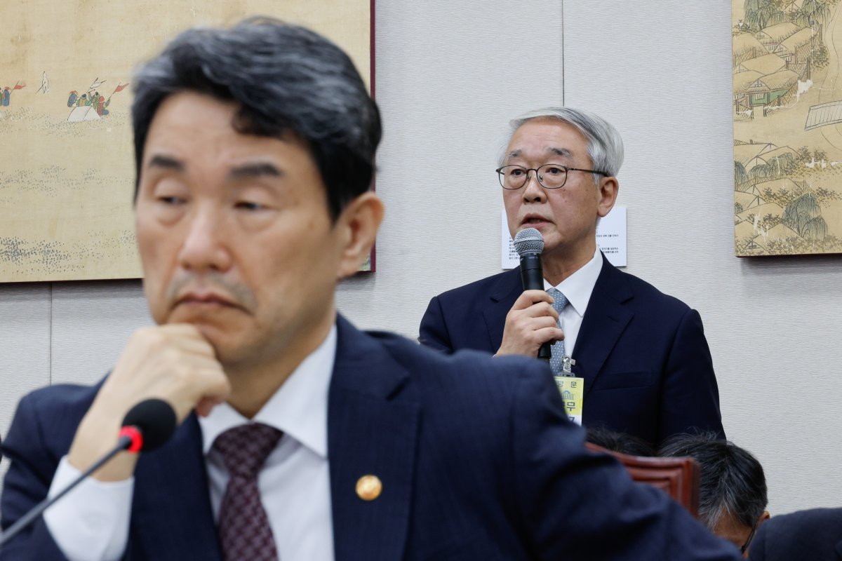 안덕선 한국의학교육평가원장이 8일 오후 서울 여의도 국회 교육위원회에서 열린 교육부·국가교육위원회·국사편찬위원회 등에 대한 국정감사에서 김용태 국민의힘 의원 질의에 답하고 있다. 앞줄 왼쪽은 이주호 사회부총리 겸 교육부 장관. /뉴스1