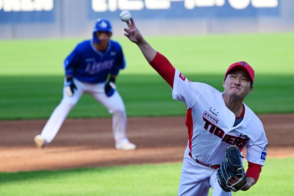 23일 광주 북구 광주-기아챔피언스필드에서 재개된 2024 KBO 포스트시즌 한국시리즈 1차전 삼성 라이온즈와 KIA 타이거즈의 경기, 6회 초 2사 만루 상황에서 KIA 전상현이 역투하고 있다. 2024.10.23. [광주=뉴시스]