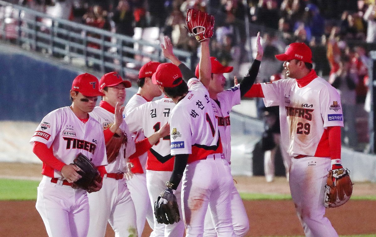 23일 오후 광주 북구 기아챔피언스필드에서 열린 프로야구 ‘2024 신한 SOL 뱅크 KBO 포스트시즌’ 한국시리즈 2차전 삼성 라이온즈와 KIA 타이거즈의 경기에서 KIA 선수들이 승리를 결정짓고 기뻐하고 있다. 이날 경기는 KIA가 삼성을 상대로 8-3으로 승리했다. 2024.10.23/뉴스1