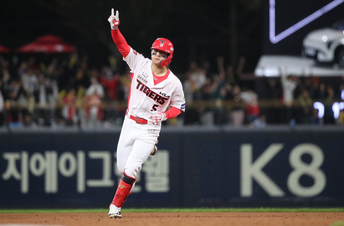 23일 오후 광주 북구 기아챔피언스필드에서 열린 프로야구 ‘2024 신한 SOL 뱅크 KBO 포스트시즌’ 한국시리즈 2차전 삼성 라이온즈와 KIA 타이거즈의 경기, 2회말 2사 주자없는 상황에서 KIA 김도영이 1점 홈런을 치고 베이스를 돌고 있다. 2024.10.23/뉴스1