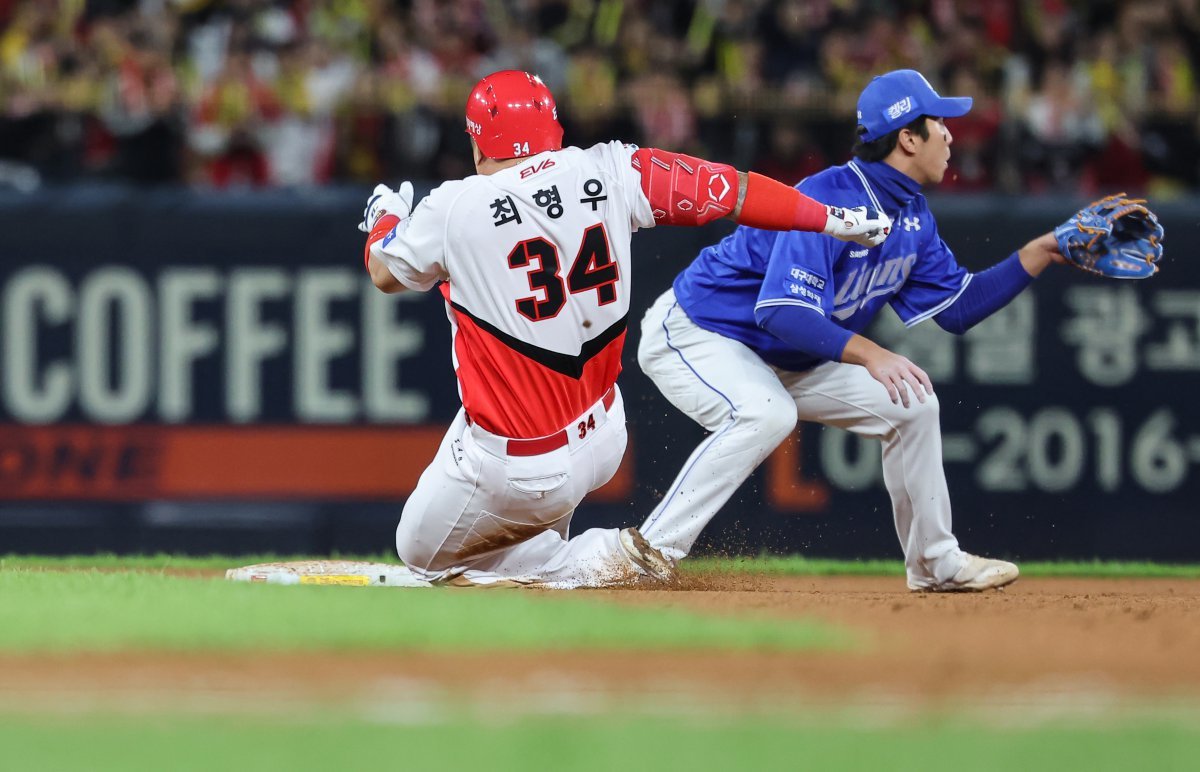 23일 오후 광주 북구 기아챔피언스필드에서 열린 프로야구 ‘2024 신한 SOL 뱅크 KBO 포스트시즌’ 한국시리즈 2차전 삼성 라이온즈와 KIA 타이거즈의 경기, 5회말 1사 주자없는 상황에서 KIA 최형우가 안타를 치고 2로 향하고 있다. KIA 최형우는 이번 2루타로 KS 통산 최다 2루타 신기록을 세웠다. 2024.10.23/뉴스1