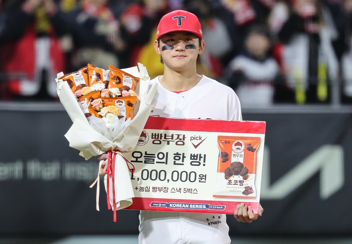 23일 오후 광주 북구 기아챔피언스필드에서 열린 프로야구 ‘2024 신한 SOL 뱅크 KBO 포스트시즌’ 한국시리즈 2차전 삼성 라이온즈와 KIA 타이거즈의 경기, 2차전 결승타를 친 KIA 김도영이 오늘의 한빵을 수상한 뒤 기념촬영을 하고 있다. 2024.10.23/뉴스1