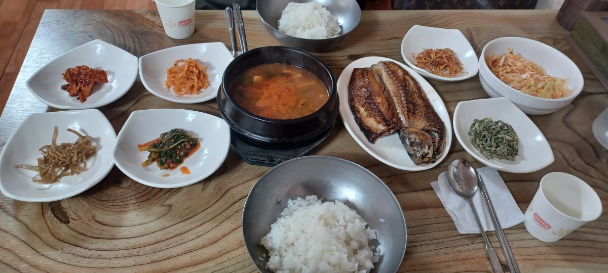 경북 안동시 성전식당의 된장찌개 간고등어구이 백반. 김도언 소설가 제공