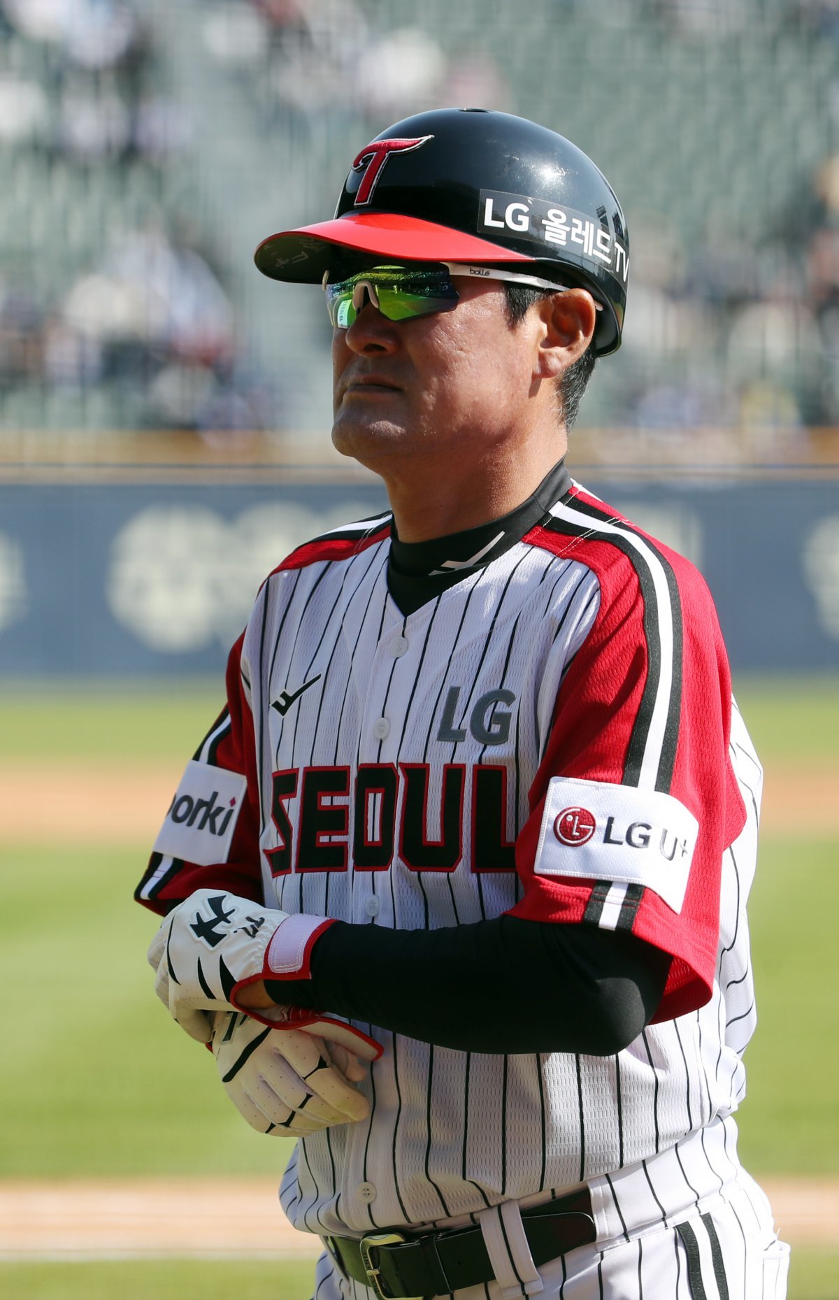 9일 서울 잠실야구장에서 열린 2023 KBO 리그 삼성 라이온즈 대 LG 트윈즈 경기, LG 이종범 코치가 이닝을 마치고 덕아웃으로 향하고 있다. 2023.04.09. 뉴시스