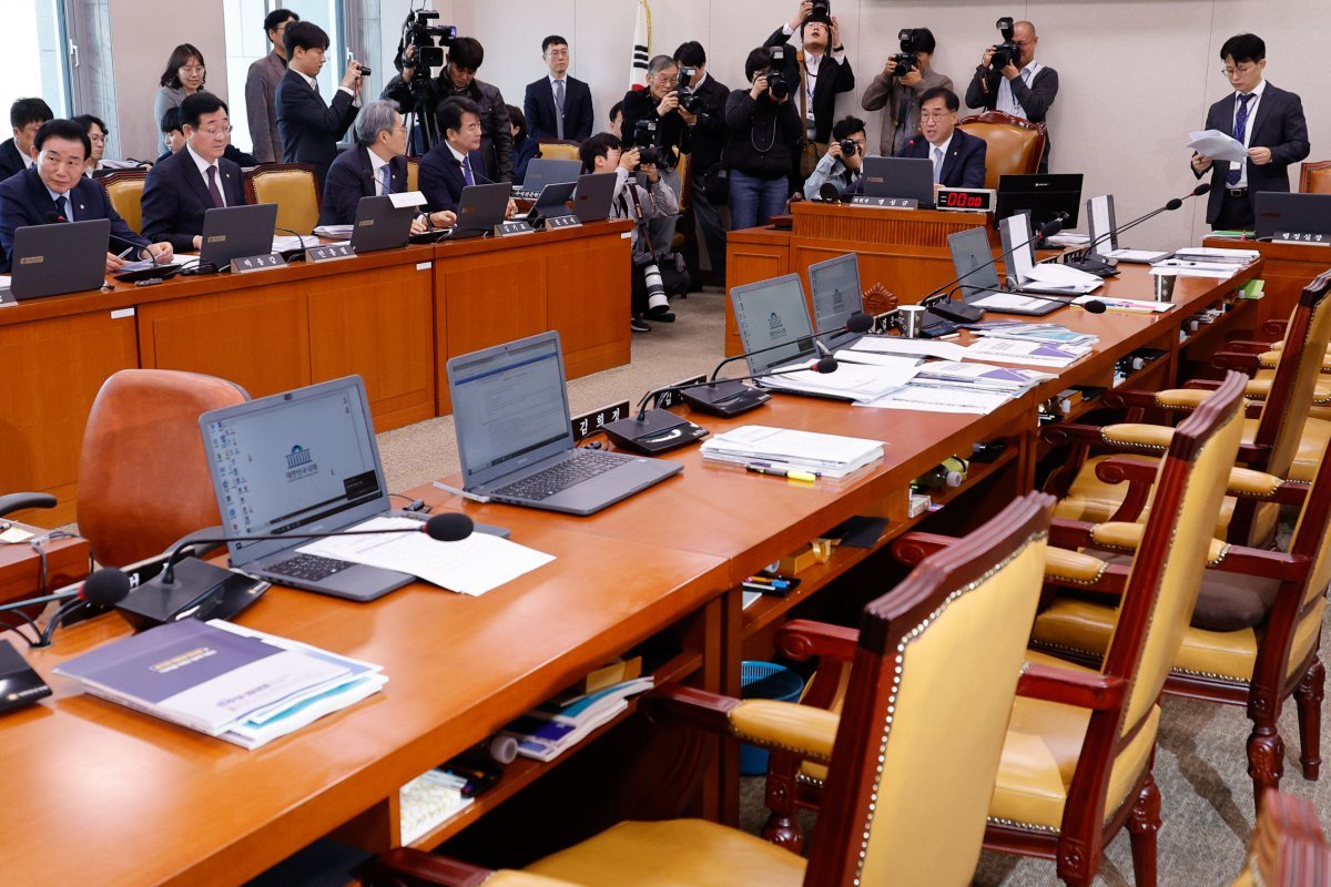 맹성규 국회 국토교통위원회 위원장이 24일 오전 서울 여의도 국회에서 열린 국토교통부·행정중심복합도시건설청·새만금개발청 종합 국정감사 도중 전체회의를 열고 대통령 관저 불법 증축 의혹과 관련, 김태영 21그램 대표, 이재선 원탑종합건축 대표, 전해갑 아원고택 대표에 대한 동행명령장 발부를 의결하고 있다. 국민의힘 의원들은 이에 반발해 퇴장해 자리가 비어있다. 2024.10.24. 뉴스1