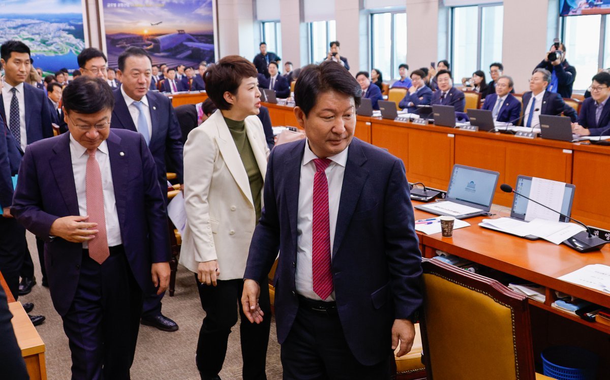 24일 오전 서울 여의도 국회 국토교통위원회에서 열린 국토교통부·행정중심복합도시건설청·새만금개발청 종합 국정감사 도중 맹성규 위원장과 야당 의원들이 대통령 관저 불법 증축 의혹과 관련, 김태영 21그램 대표, 이재선 원탑종합건축 대표, 전해갑 아원고택 대표에 대한 동행명령장 발부를 의결하려고 하자 권영진 국민의힘 간사를 비롯한 여당 의원들이 이에 반발해 퇴장하고 있다. 2024.10.24. 뉴스1